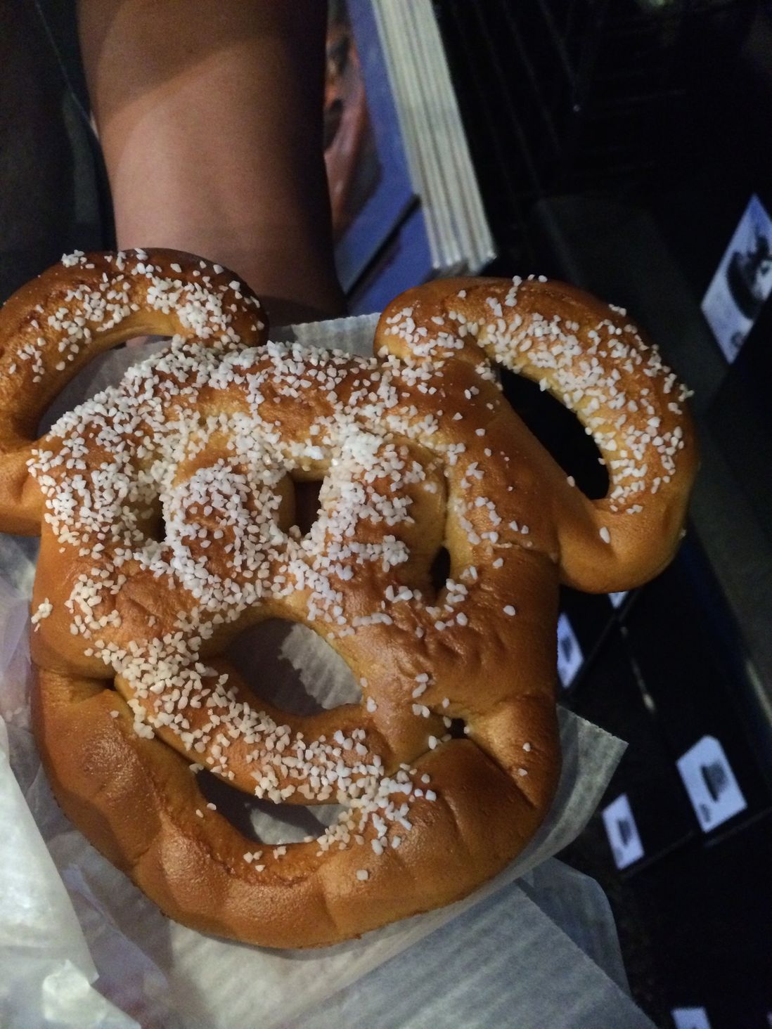 One of the most prized and filling snacks at Disneyworld is their Mickey-shaped soft pretzels that can be found throughout the park. Eat it with salt in its original form or dip it in cheese or chocolate sauce. <br/>